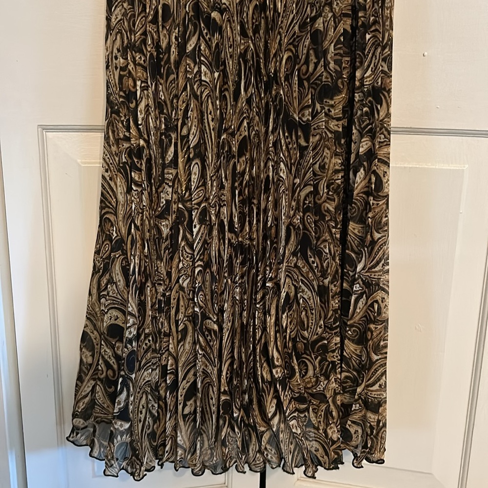 Elegant Brown Paisley Pleated Maxi Dress - Picture 5 of 10